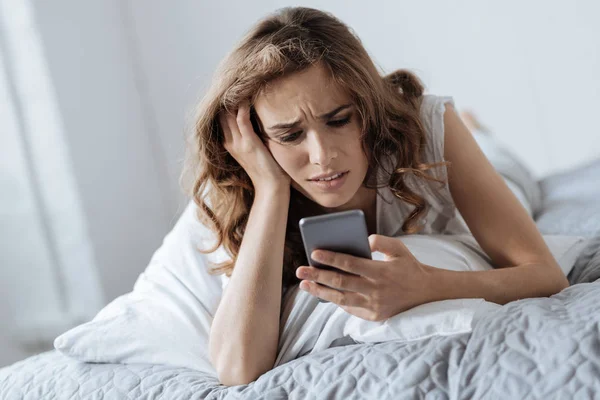 Mujer atractiva sin ánimo escribiendo un mensaje — Foto de Stock