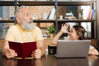 Küçük kız onun dedesi onun burnuyla karıştırıyorum