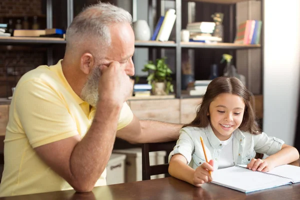 Büyükbabayla ilgilenmek, torunuyla ev ödevi yapmak.
