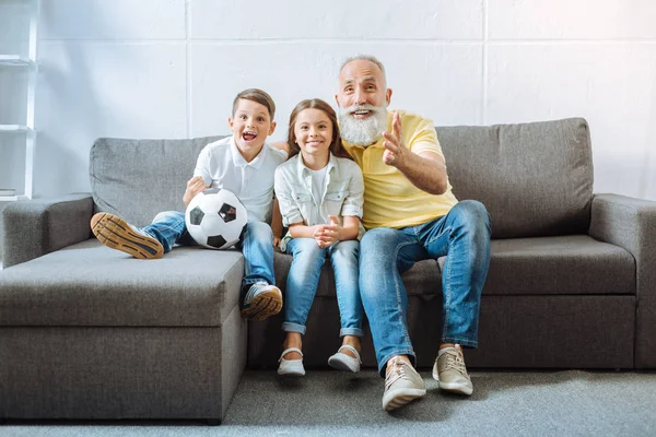 Dedesi ve birlikte futbol maçı izlerken onun torunları