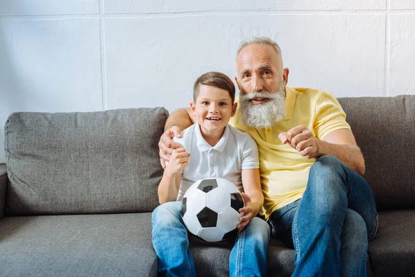 El abuelo y el nieto optimistas apoyan a su equipo de fútbol favorito —  Fotos de Stock