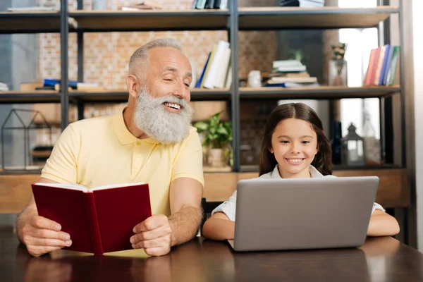 Onun granddaughters dizüstü bilgisayar ekranına bakarak keyifli komuta sizde