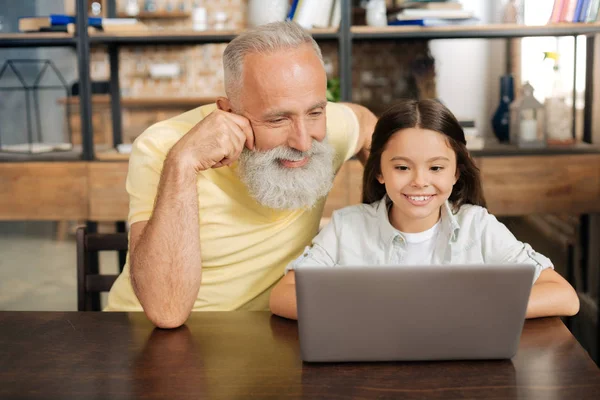 Dede ve torunu laptop çizgi film izlerken