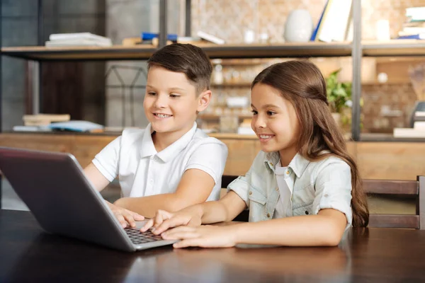 Küçük kardeşim ve kız kardeşi birlikte internette gezinmek