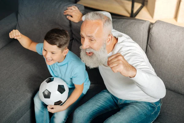 Niño y su abuelo celebrando un gol —  Fotos de Stock