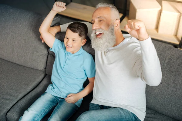 Niño y su abuelo celebrando la victoria del equipo favorito —  Fotos de Stock
