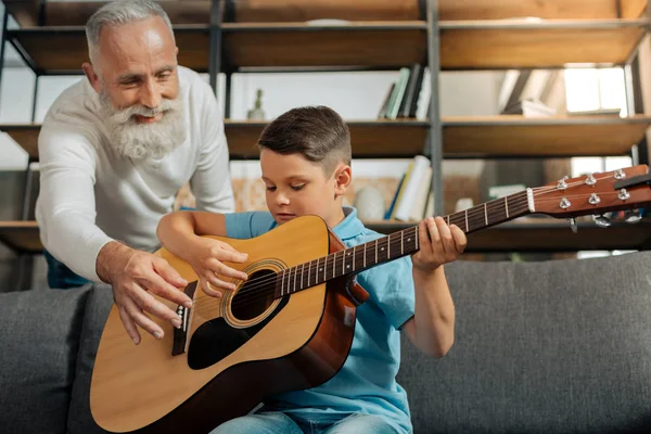 Amando abuelo y nieto teniendo práctica de guitarra — Foto de Stock