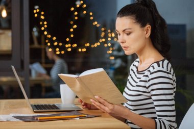 Defterini tutan güzel ciddi kadın