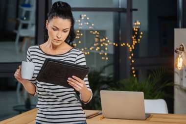 Bir tablet tutan güzel iyi görünümlü kadın