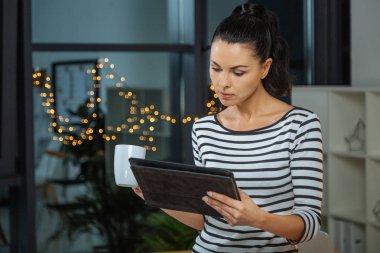 Tablet ekrana bakarak hoş güzel kadın