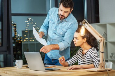 Dizüstü bilgisayar ekranında işaret yakışıklı zeki adam