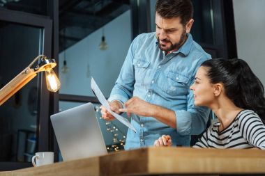 Belge işaret eden akıllı bir güzel adam