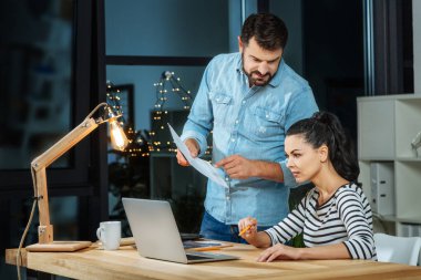 Birlikte çalışan profesyonel yaratıcı tasarımcılar