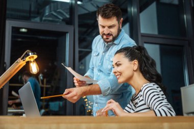 Dizüstü bilgisayar ekranında işaret neşeli akıllı adam