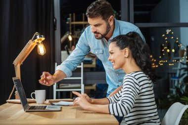 Ofiste oturan neşeli akıllı iş arkadaşları