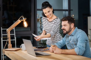 Dizüstü bilgisayar ekranına bakarak neşeli zor çalışma arkadaşları