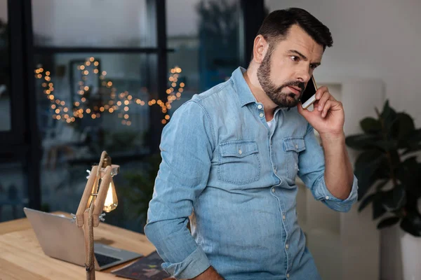 Un hombre serio e inteligente hablando por teléfono — Foto de Stock