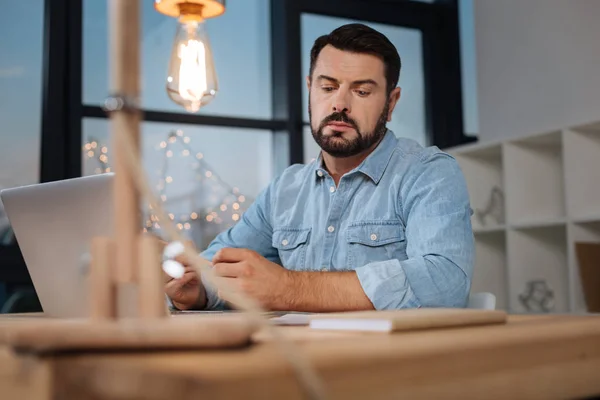 Bonito empresário trabalhador sentado à mesa — Fotografia de Stock