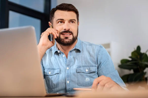 Buen hombre barbudo hablando por teléfono. — Foto de Stock