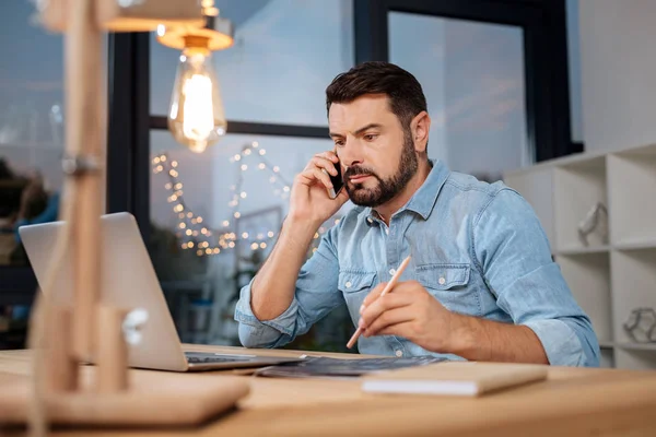 Sério bonito homem fazendo uma chamada — Fotografia de Stock