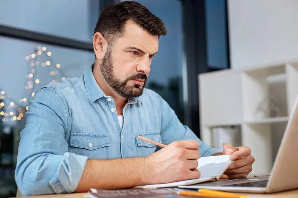 Buen hombre de negocios autónomo tomando notas — Foto de Stock