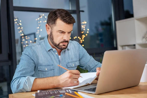 Chytré vážné Návrhář drží notebook — Stock fotografie