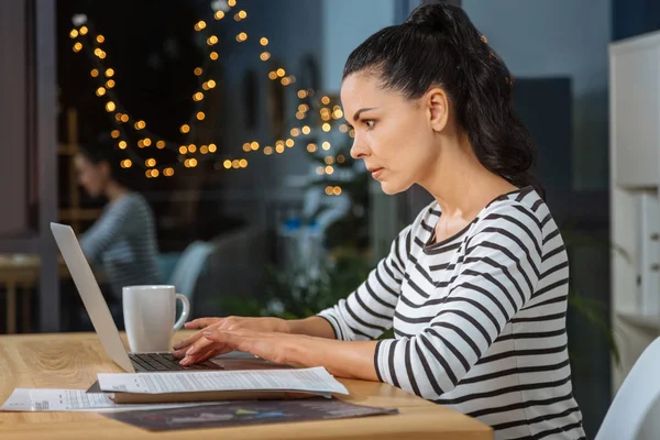 Donna d'affari intelligente professionale che lavora — Foto Stock