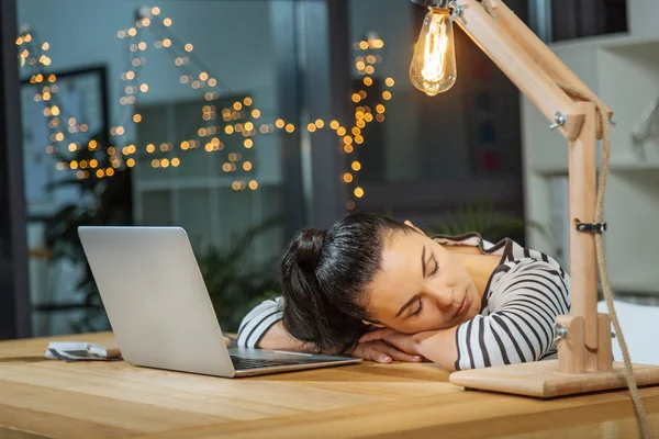 Travailler dur femme fatiguée dormir au travail — Photo