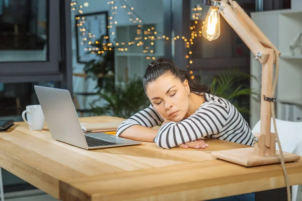 Belle femme endormie au repos — Photo