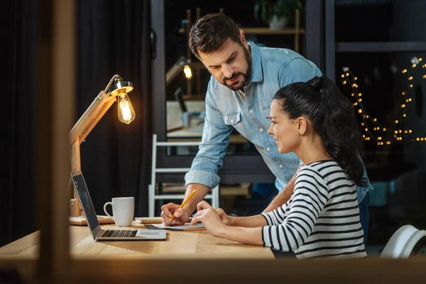 Aangename slimme collega's met elkaar praten — Stockfoto