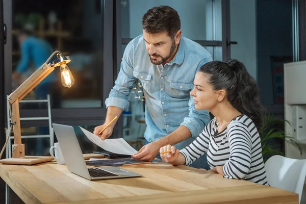 Nette angenehme Frau, die mit ihrem Partner arbeitet — Stockfoto