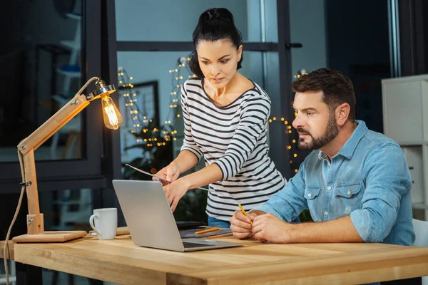 Diseñadores cooperativos inteligentes trabajando en equipo — Foto de Stock