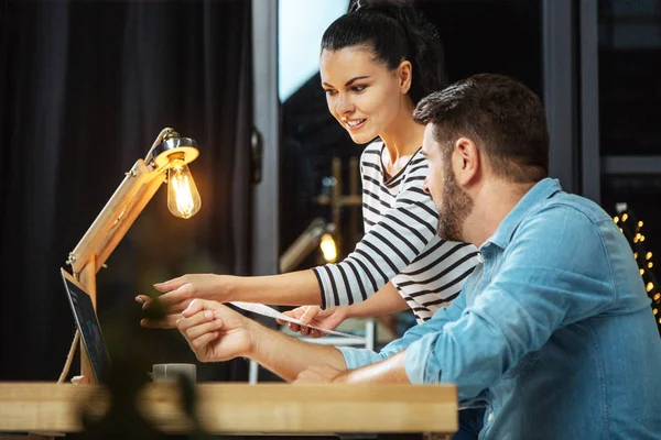 Ekrana işaret neşeli güzel kadın