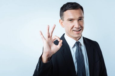 Ok jest gösterilen memnun olumlu adam