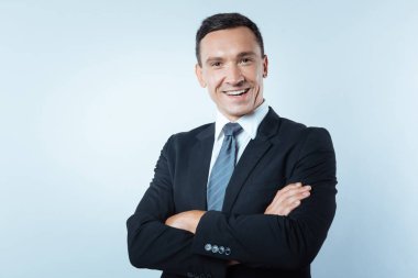 Gülümseyen mutlu pozitif adam