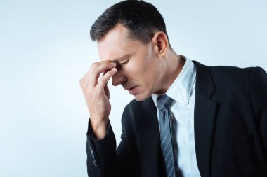 Onun burun köprüsü tutan güzel hüzünlü adam