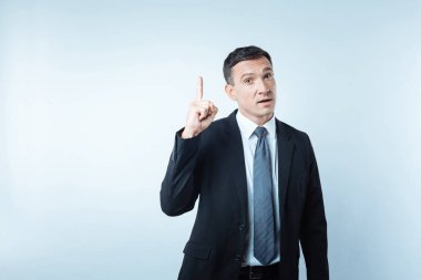 Güzel yakışıklı adam parmağıyla işaret