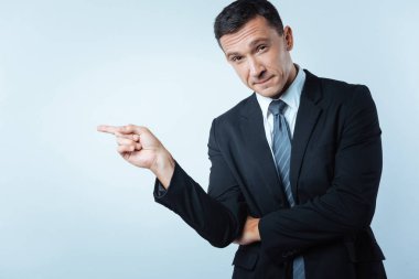 Sola doğru işaret neşeli yakışıklı işadamı