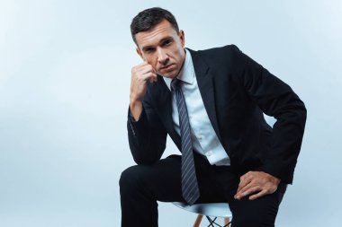 Sana bakarken ciddi yakışıklı girişimci