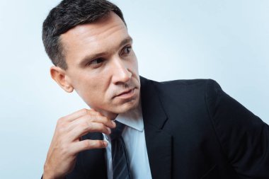 Ciddi yakışıklı bir adam portresi