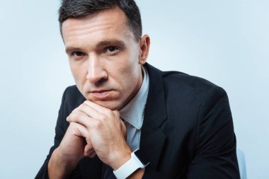 Sana bakarken yakışıklı ciddi girişimci