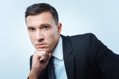Hoş dalgın adam elini çenesine dinlenme