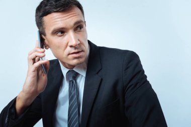 Ciddi yakışıklı işadamı telefon sohbet