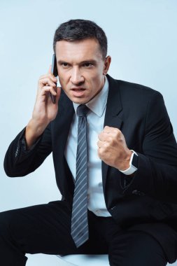 Yumruğunu kenetlenmesi kızgın yetişkin adam