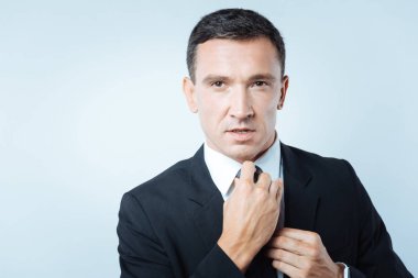 Güzel yakışıklı işadamı kravat sabitleme