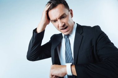 Mutsuz adam onun randevu eksik vurguladı