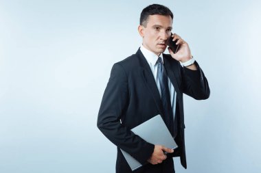 Telefonda konuşurken ciddi hoş adam