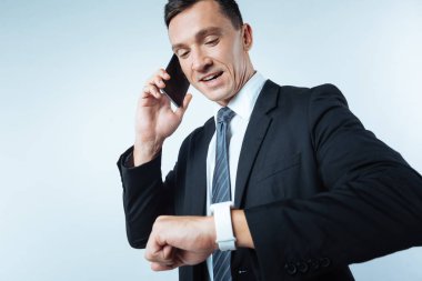 Onun smartwatch seyir hoş meşgul işadamı