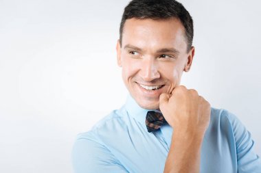 Neşeli neşeli adam bir yana bakan