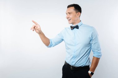 Pozitif neşeli adam parmağıyla işaret